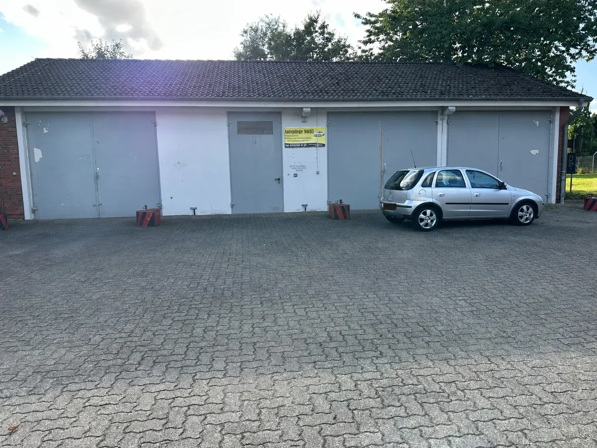 Außenansicht der Garagen und Werkstatt von Autopflege NORI