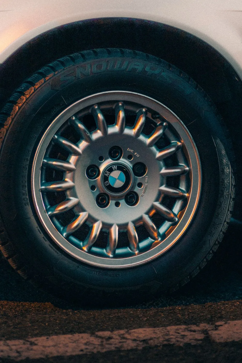 Detail einer Fahrzeugfelge – Symbolfoto